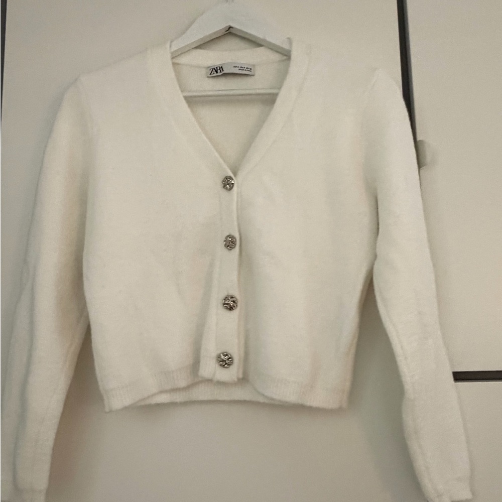 Zara White Cropped V-Neck Cardigan with Decorative Buttons